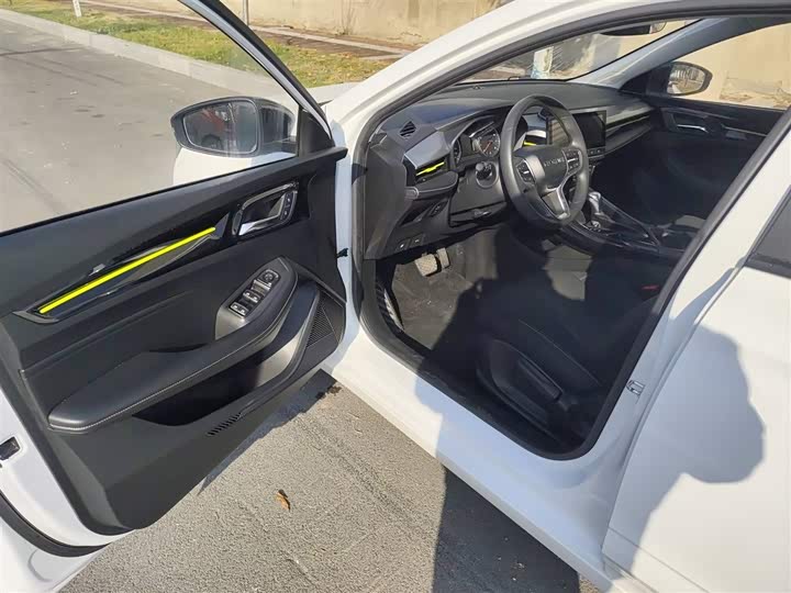 Фото 13 - Roewe i5