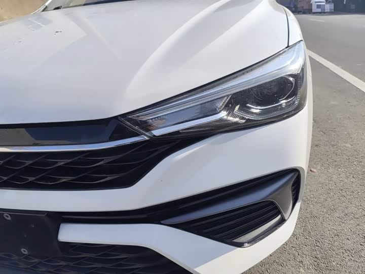 Фото 15 - Roewe i5