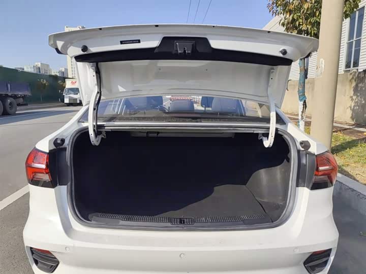 Фото 9 - Roewe i5