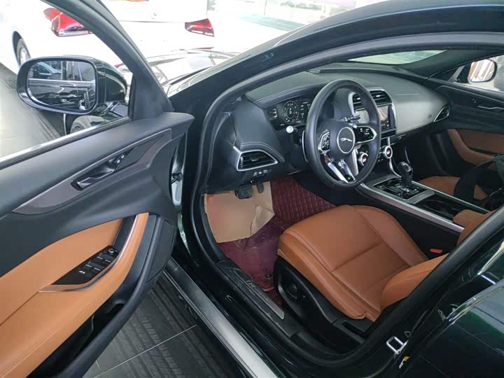 Фото 16 - Jaguar XE L