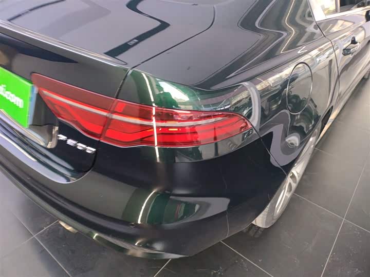 Фото 8 - Jaguar XE L