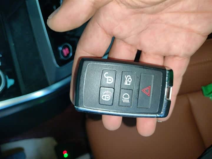 Фото 9 - Jaguar XE L