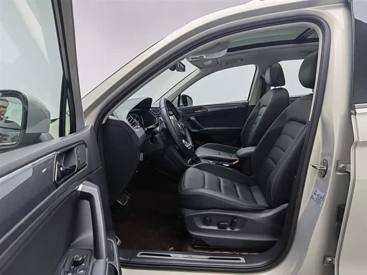 Фото 10 - Volkswagen Tiguan L Pro