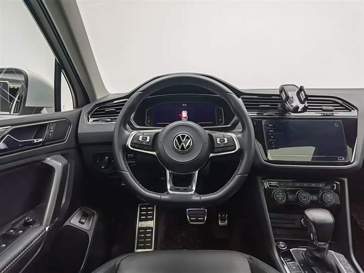 Фото 11 - Volkswagen Tiguan L Pro