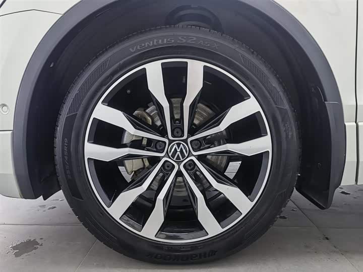 Фото 17 - Volkswagen Tiguan L Pro