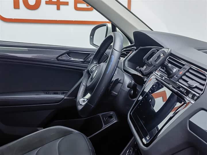 Фото 22 - Volkswagen Tiguan L Pro