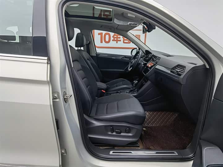 Фото 23 - Volkswagen Tiguan L Pro