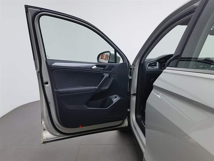 Фото 8 - Volkswagen Tiguan L Pro