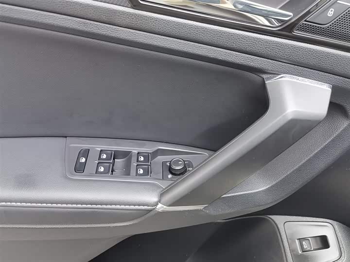 Фото 9 - Volkswagen Tiguan L Pro