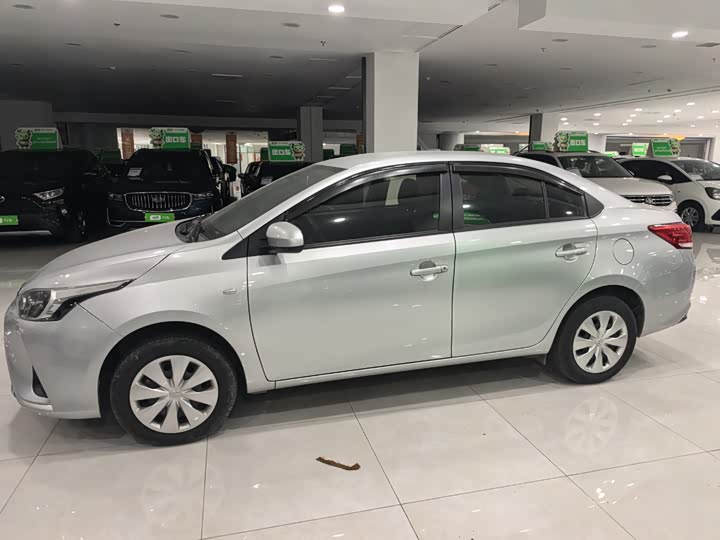 Фото 2 - Toyota Yaris L