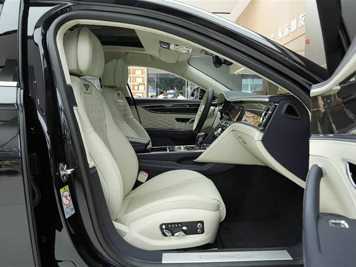 Фото 13 - Bentley Flying Spur