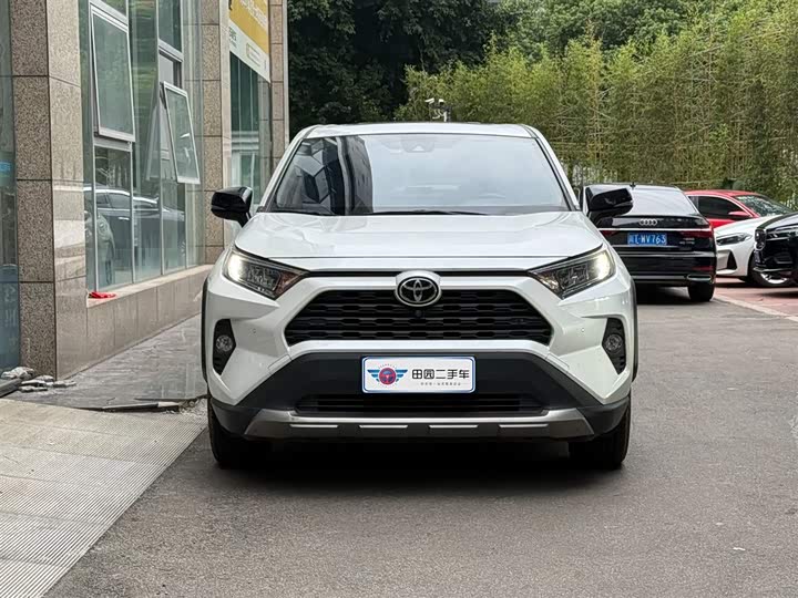 Фото 2 - Toyota RAV4