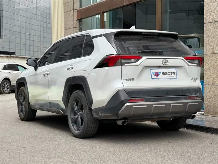 Фото 4 - Toyota RAV4