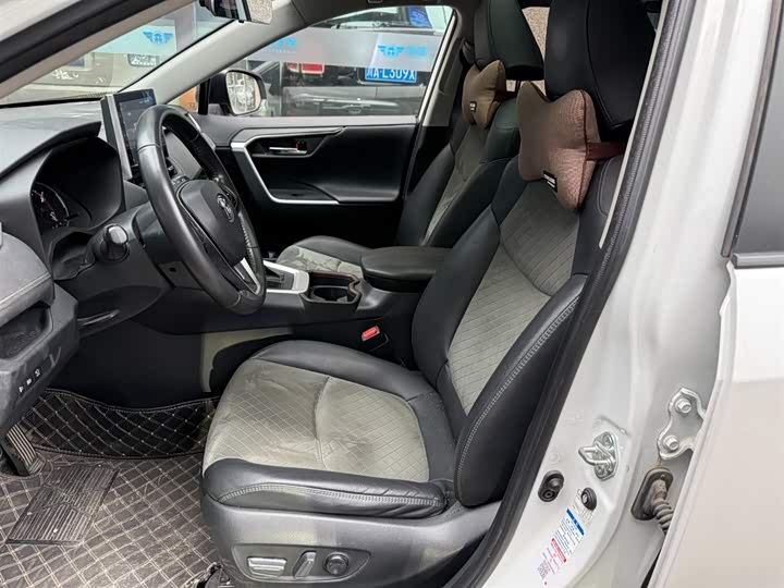 Фото 8 - Toyota RAV4