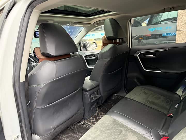 Фото 9 - Toyota RAV4