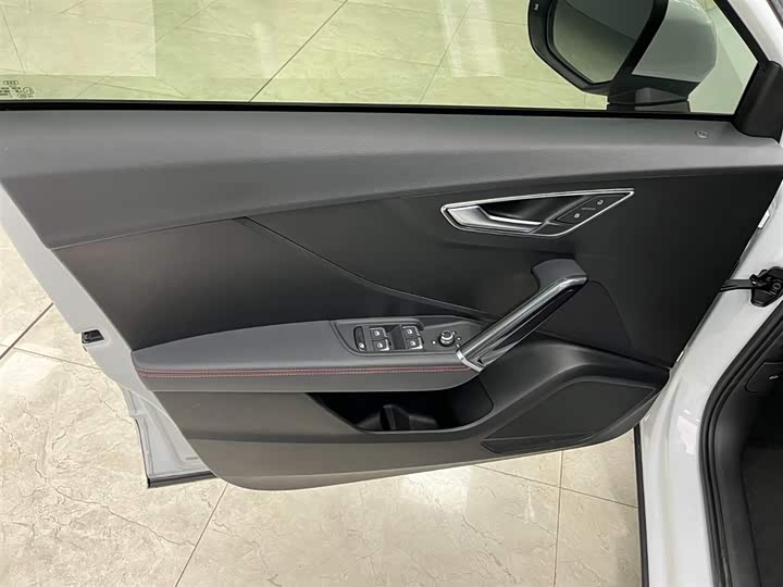 Фото 10 - Audi Q2L