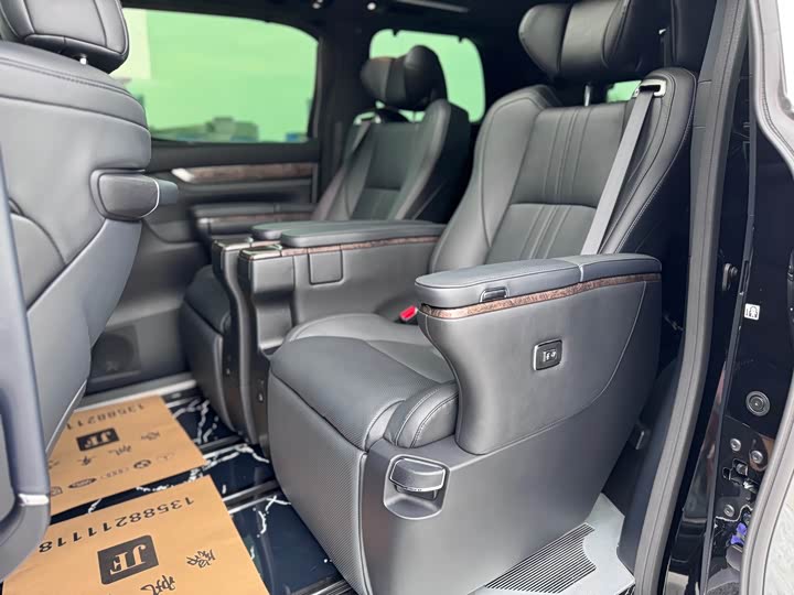 Фото 8 - Toyota Alphard