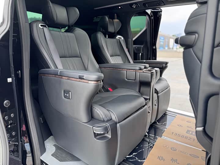 Фото 9 - Toyota Alphard