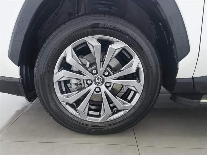 Фото 17 - Toyota RAV4