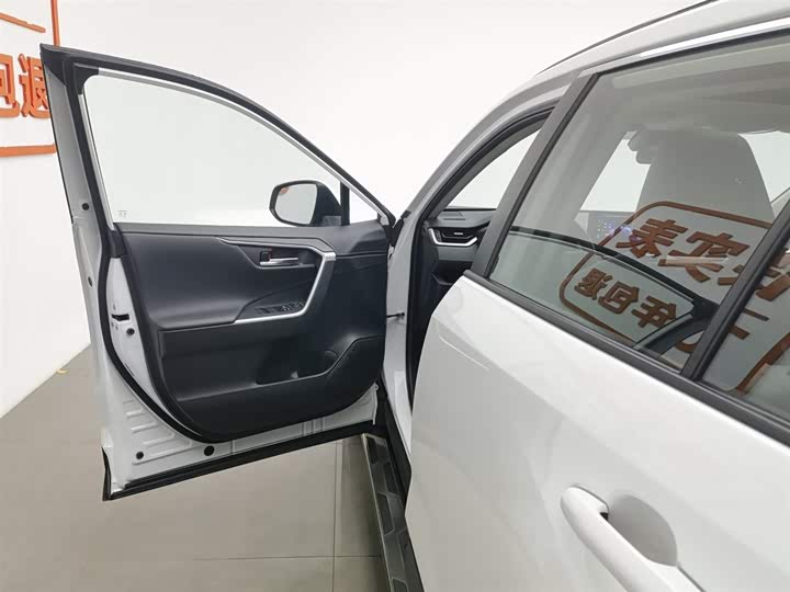 Фото 8 - Toyota RAV4