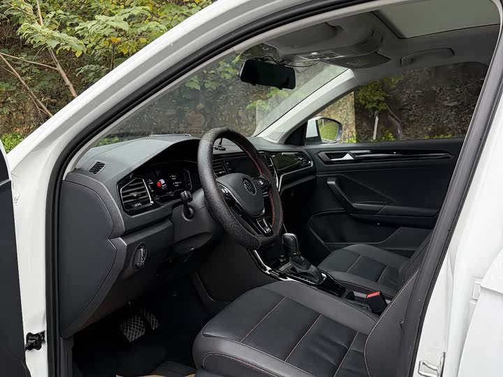 Фото 5 - Volkswagen T-Roc