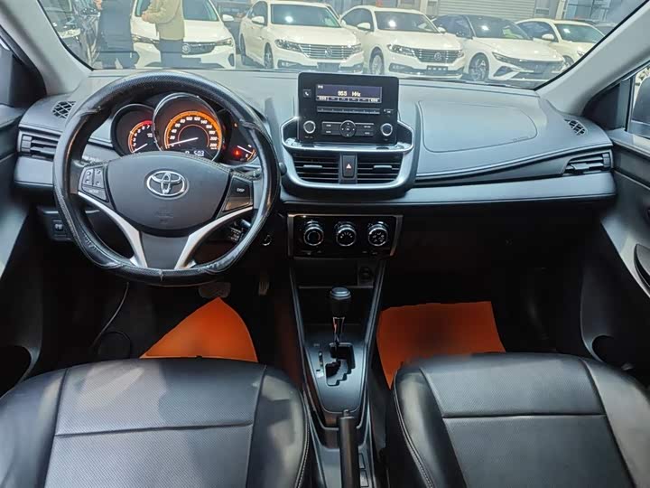 Фото 10 - Toyota Yaris L Hatchback