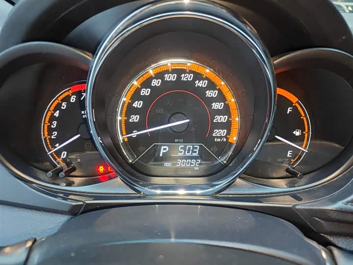 Фото 12 - Toyota Yaris L Hatchback