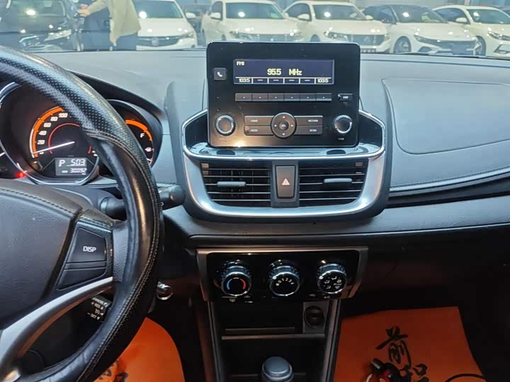 Фото 13 - Toyota Yaris L Hatchback