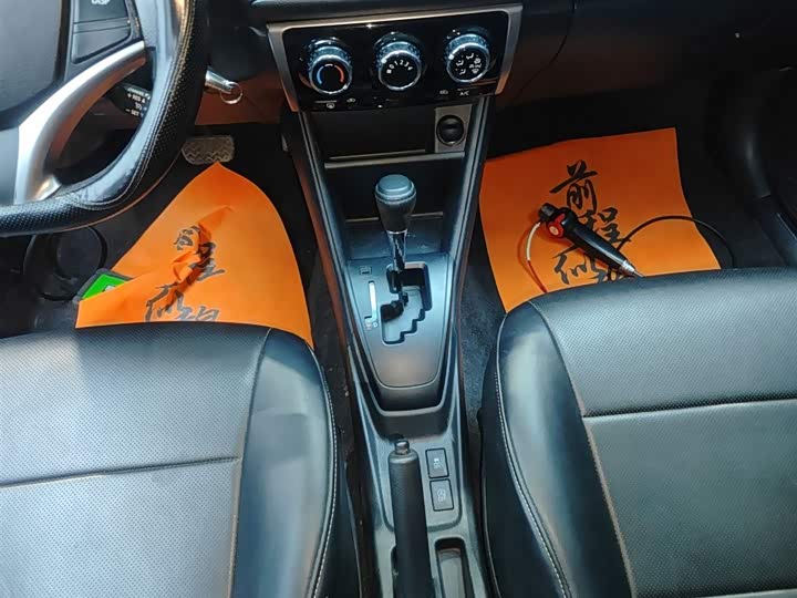 Фото 14 - Toyota Yaris L Hatchback