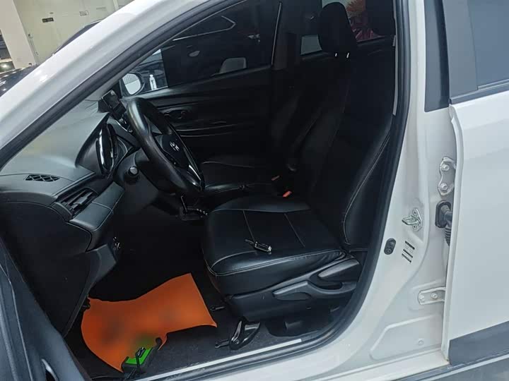 Фото 15 - Toyota Yaris L Hatchback