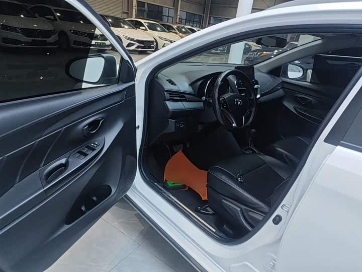 Фото 16 - Toyota Yaris L Hatchback