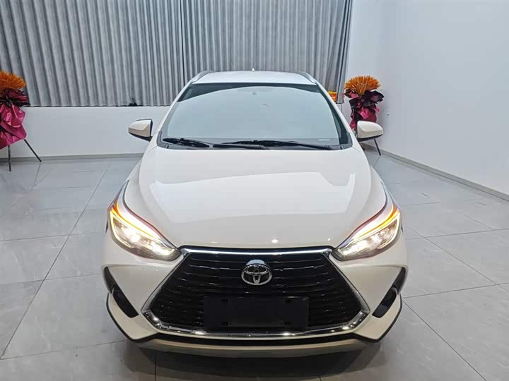 Фото 3 - Toyota Yaris L Hatchback