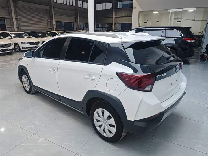 Фото 5 - Toyota Yaris L Hatchback