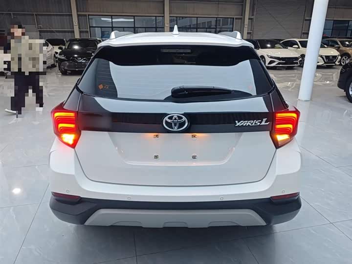 Фото 6 - Toyota Yaris L Hatchback