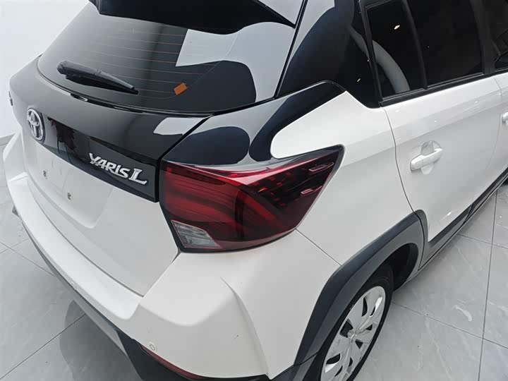 Фото 8 - Toyota Yaris L Hatchback