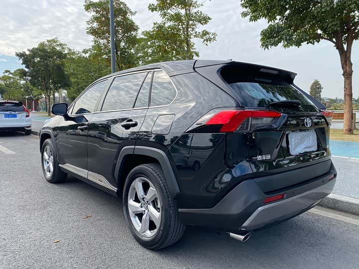 Фото 10 - Toyota RAV4