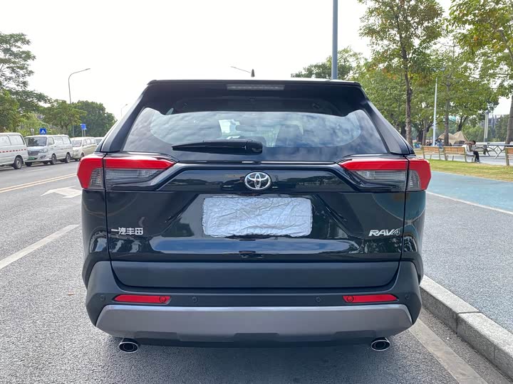 Фото 11 - Toyota RAV4