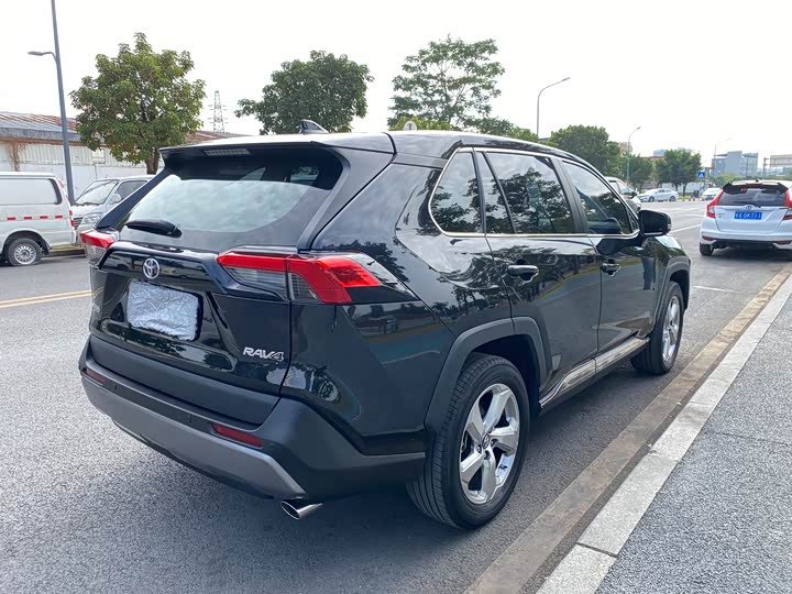 Фото 12 - Toyota RAV4