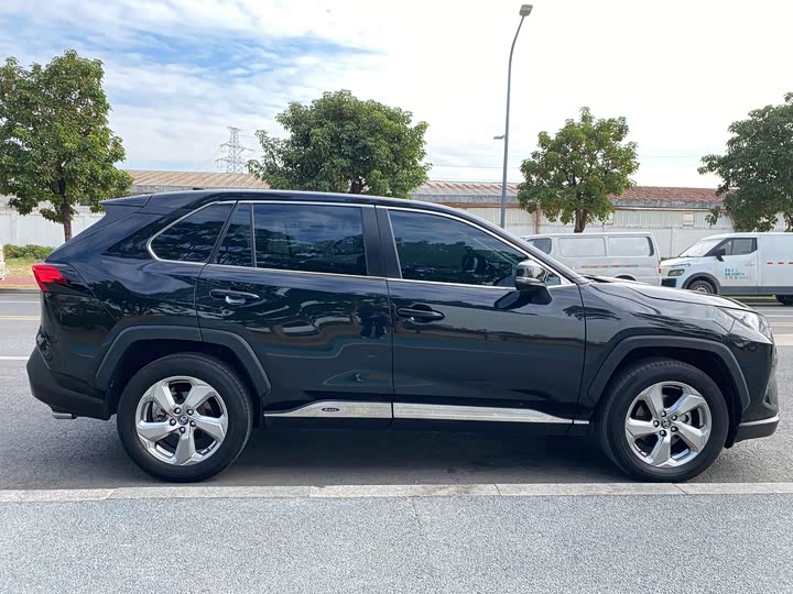Фото 13 - Toyota RAV4