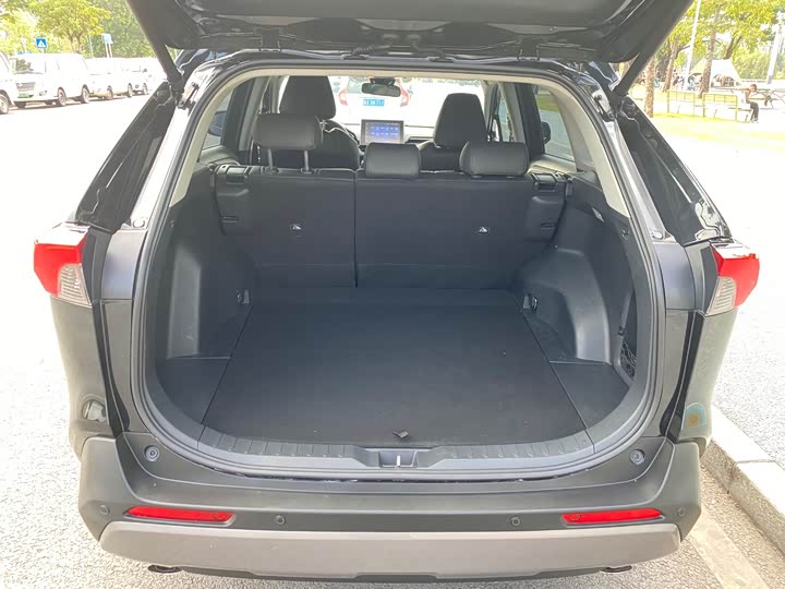 Фото 14 - Toyota RAV4