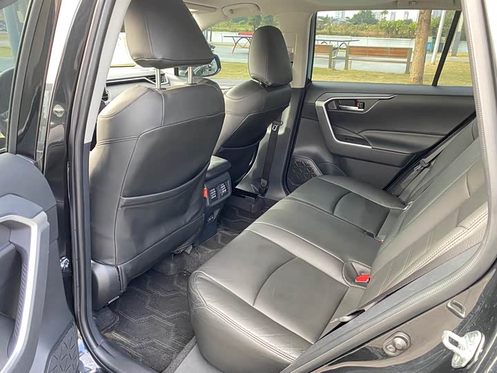 Фото 6 - Toyota RAV4