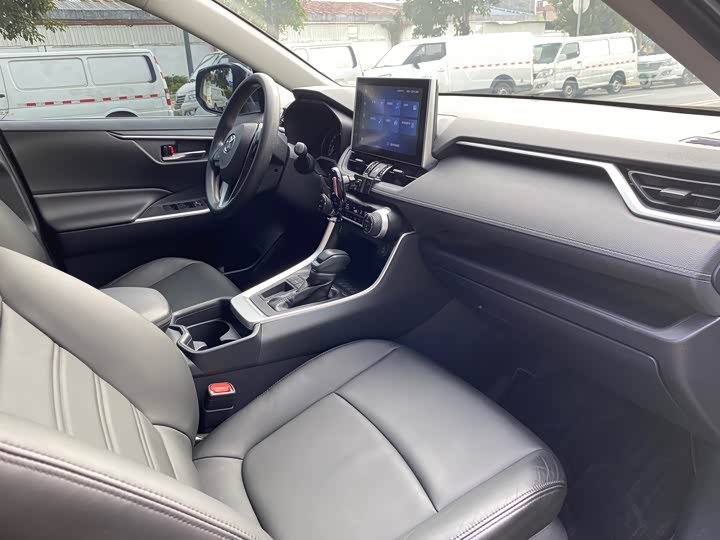 Фото 8 - Toyota RAV4