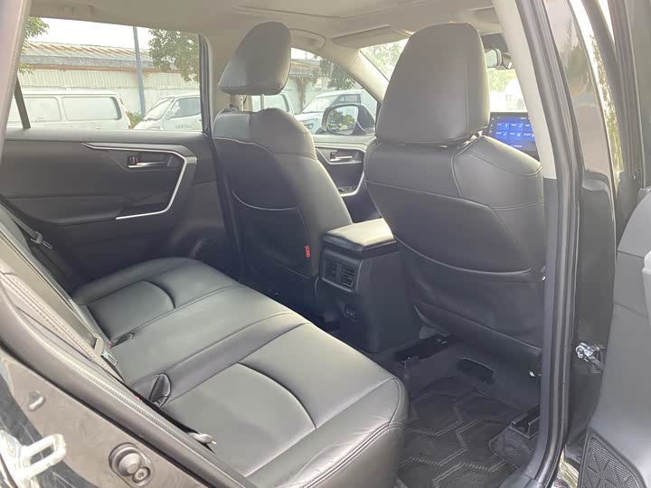 Фото 9 - Toyota RAV4