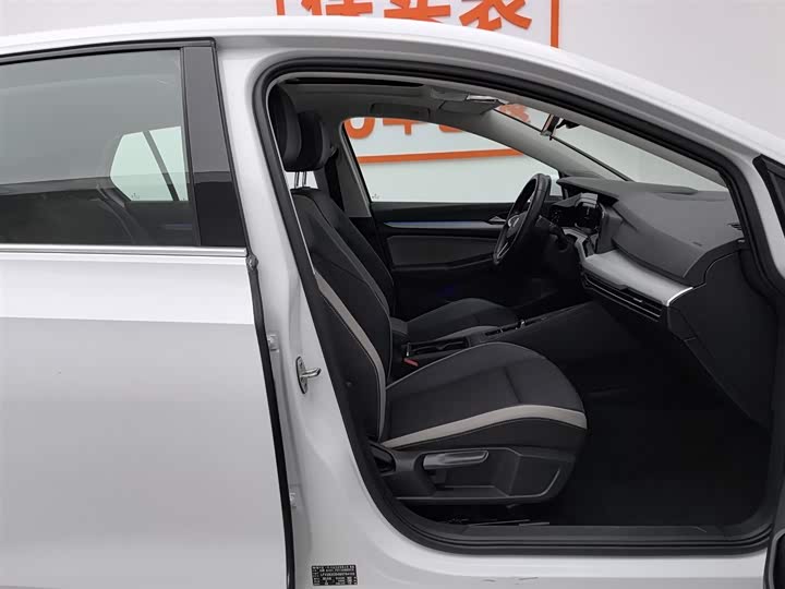 Фото 23 - Volkswagen Golf