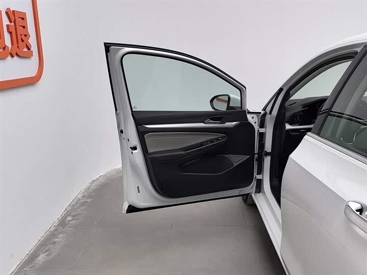 Фото 8 - Volkswagen Golf