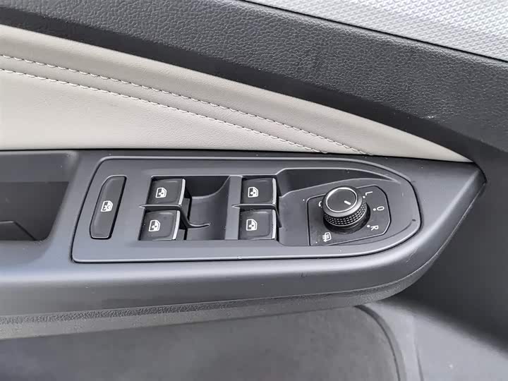 Фото 9 - Volkswagen Golf