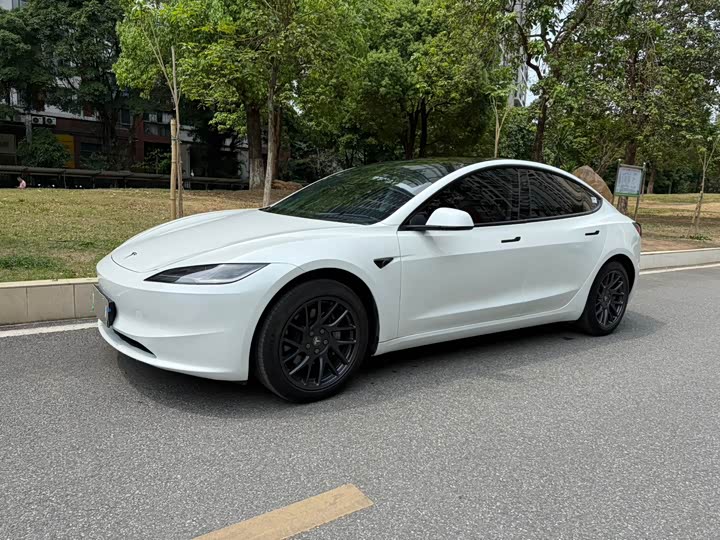 Фото 2 - Tesla Model 3