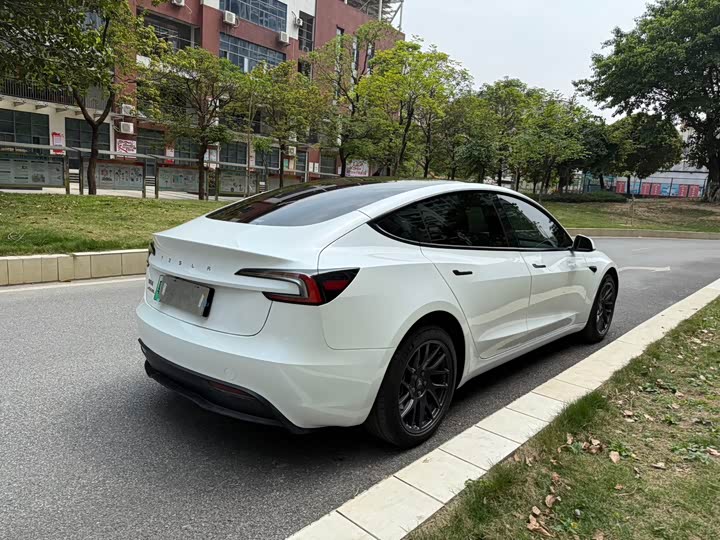 Фото 3 - Tesla Model 3