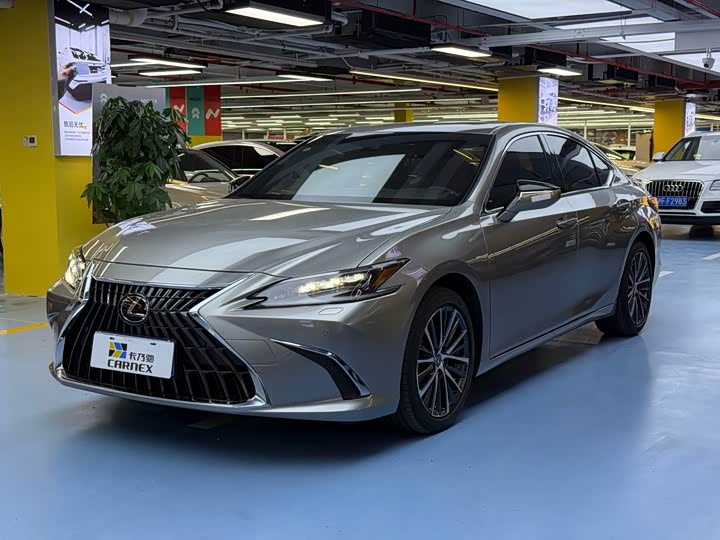 Фото 1 - Lexus ES