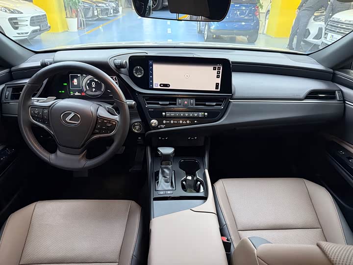 Фото 11 - Lexus ES